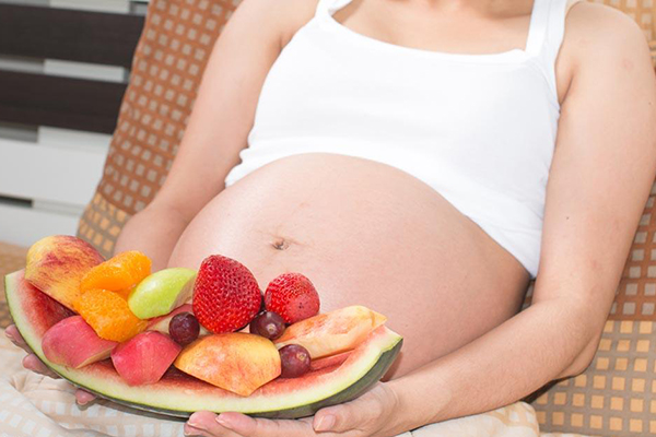 适当的给孕妇吃一些辛辣的食物，可以帮助孕妇刺激味蕾和食欲，缓解妊娠反应