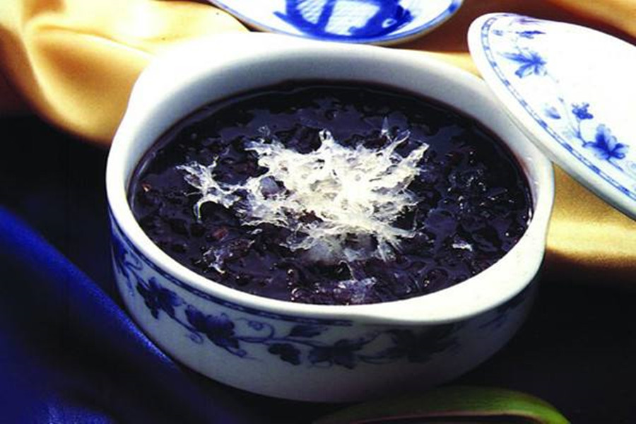 产妇吃燕窝的做法：黑糯米椰奶燕窝粥