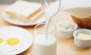 牛奶和黄瓜汁美白的方法